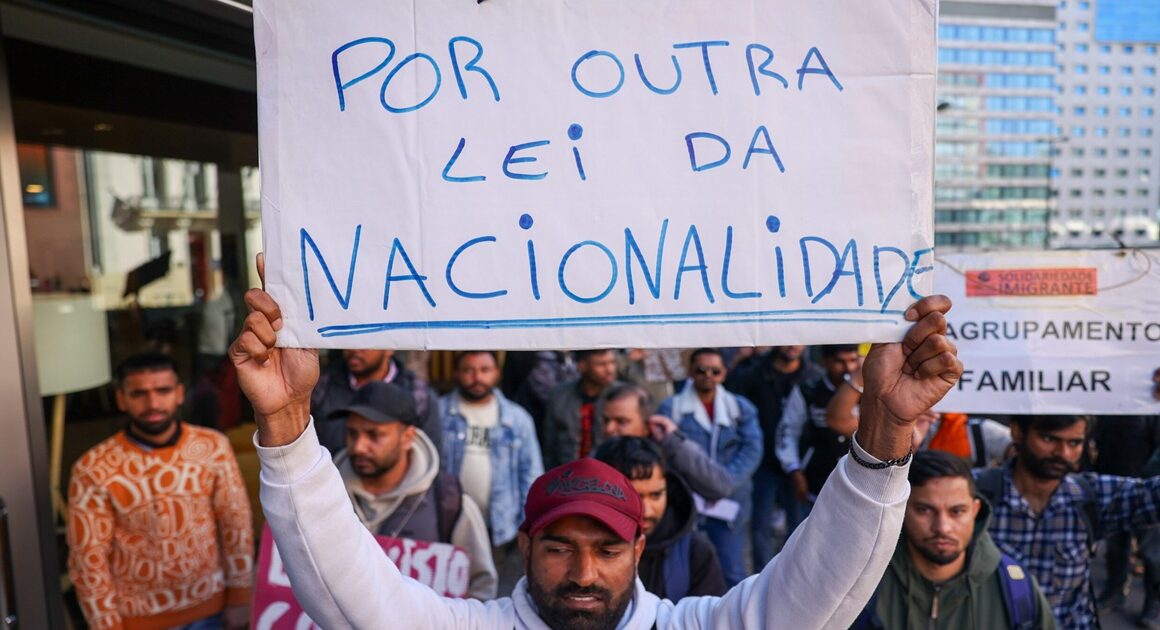 Parlamento aprova lei de estrangeiros, com críticas à pressa do governo