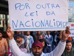 Parlamento aprova lei de estrangeiros, com críticas à pressa do governo