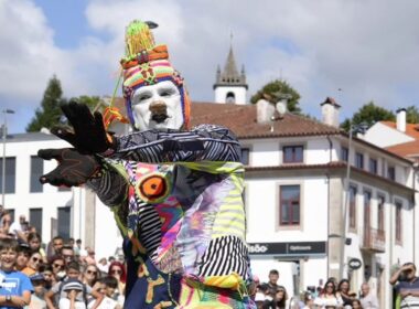 Paredes de coura vira 'o mundo ao contrário' com a arte de rua a tomar conta da vila