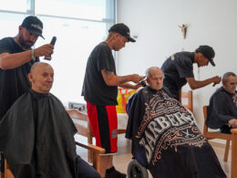 Barbeiro corta o cabelo gratuitamente a idosos de um lar em vila verde