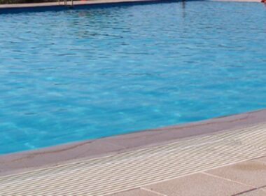 Dois turistas encontrados mortos em piscina