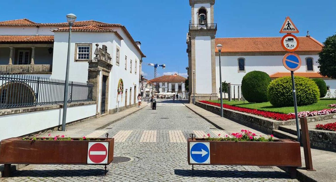 Centro histórico de cerveira sem carros durante o verão
