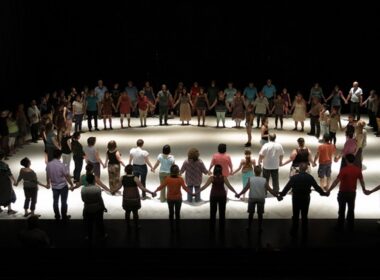 Espetáculo junta 100 habitantes de guimarães nos 20 anos de centro cultural