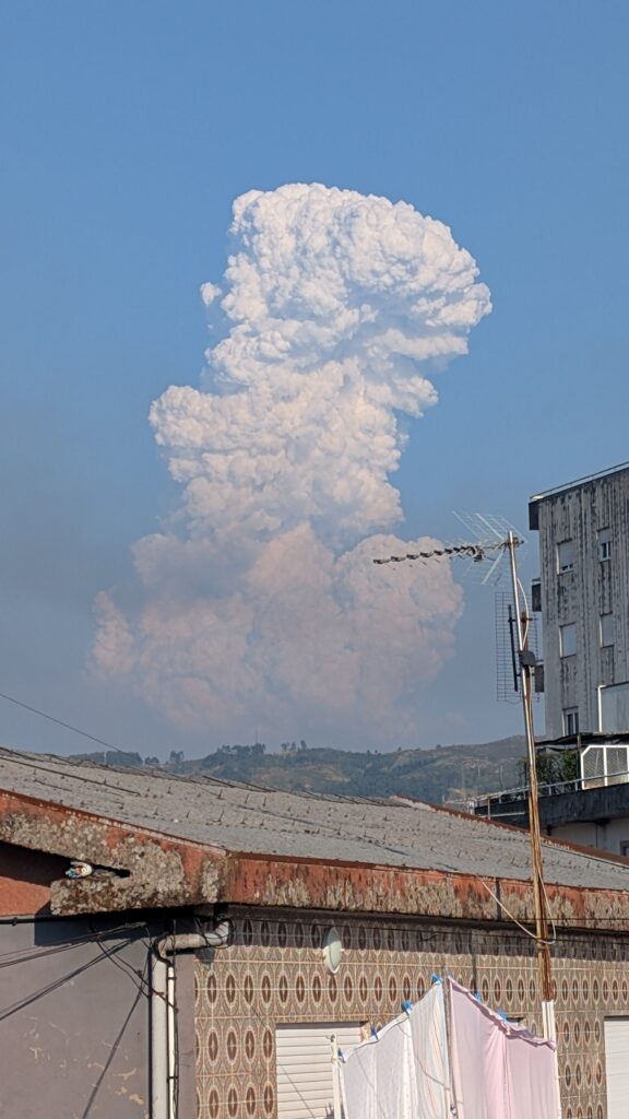 Nuvem criada por incêndio em vila real impressiona no minho 8 Nuvem criada por incêndio em vila real impressiona no minho