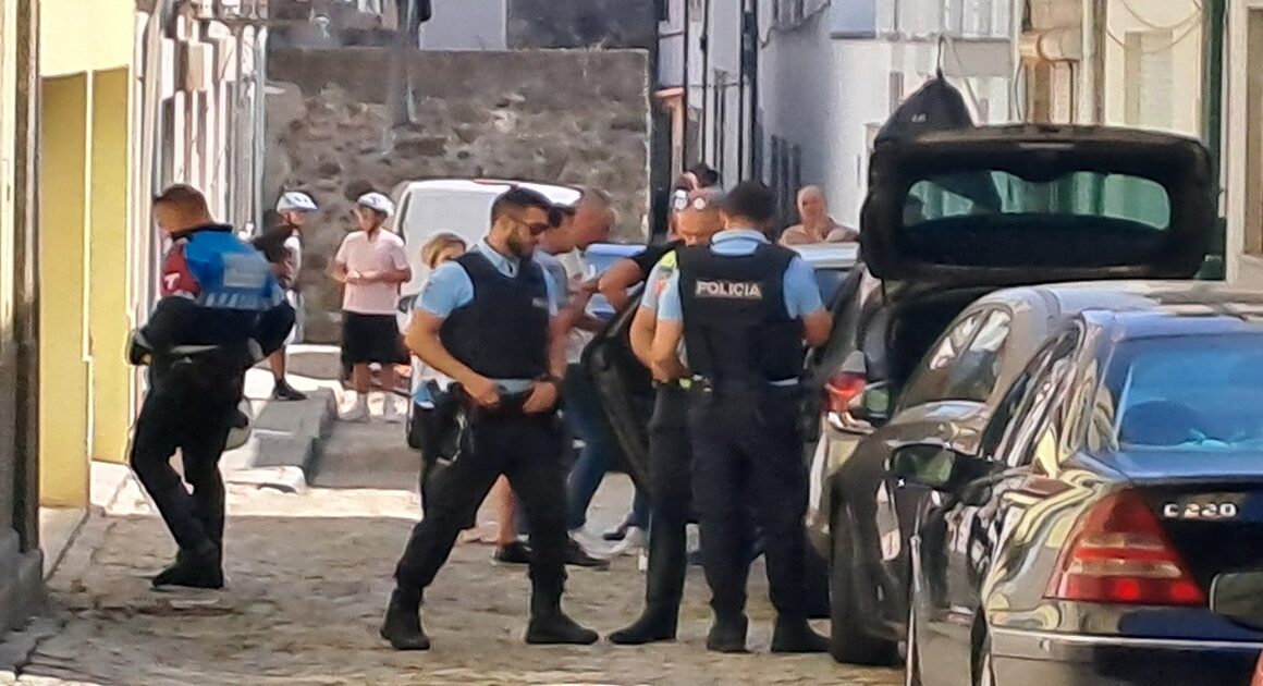 Viana: estacionamento na romaria d'agonia acaba em ameaças. Suspeito tinha réplica de arma