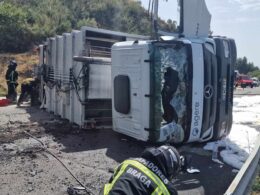 Camião do lixo tomba na estrada braga-póvoa de lanhoso. Há três feridos