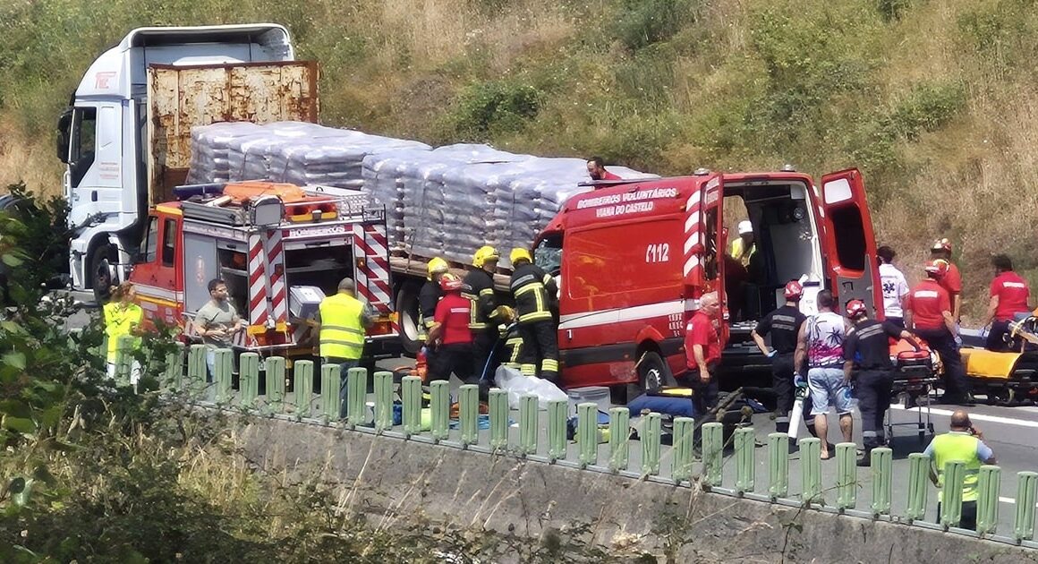 Dois bombeiros de viana e enfermeira em estado grave após colisão entre ambulância e camião na a28