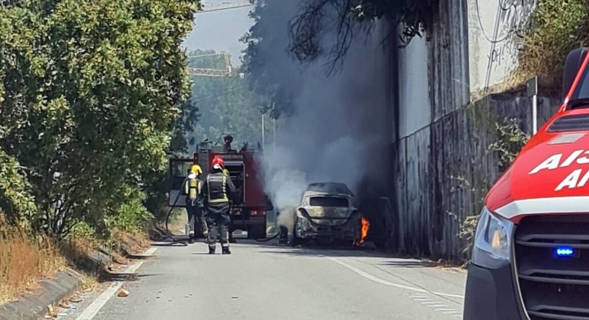 Carro destruído pelas chamas em guimarães