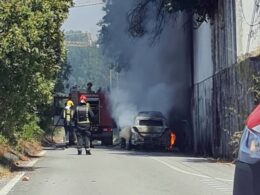 Carro destruído pelas chamas em guimarães