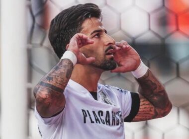 Vitória dá a volta e vence estoril