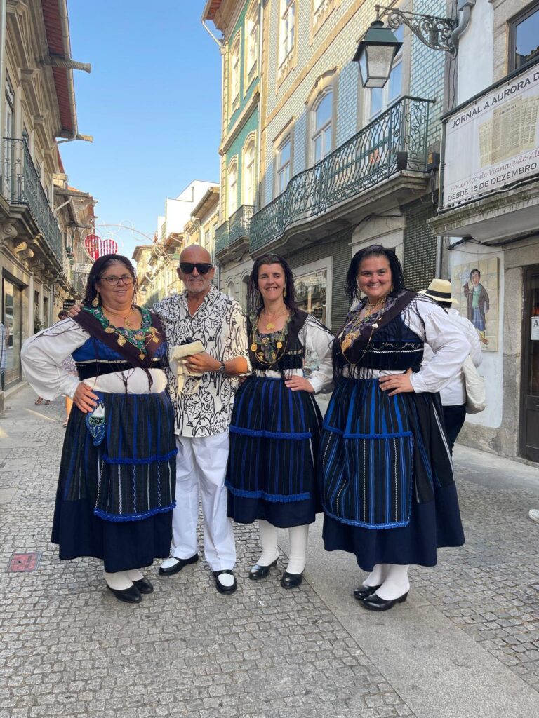 Goucha cumpre sonho antigo e assiste ao desfile da mordomia em viana