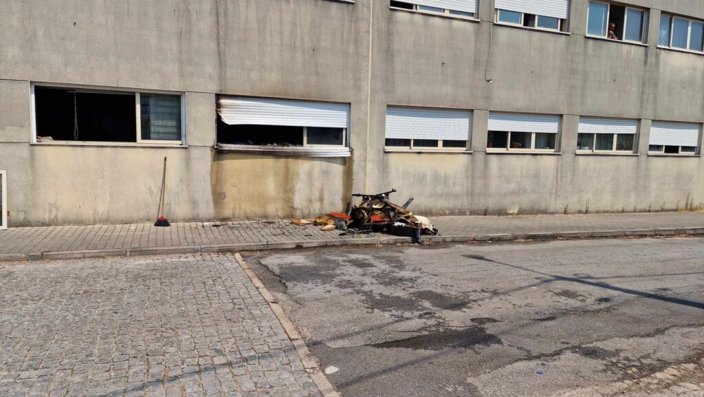 Dois jovens feridos em incêndio num bairro social em cabeceiras de basto