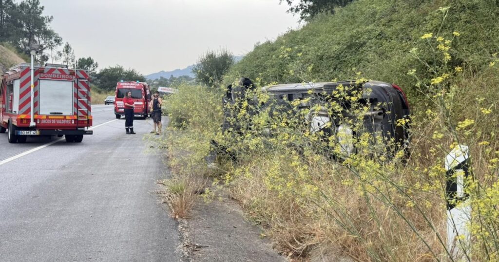 Quatro feridos em violenta colisão no ic28 em arcos de valdevez