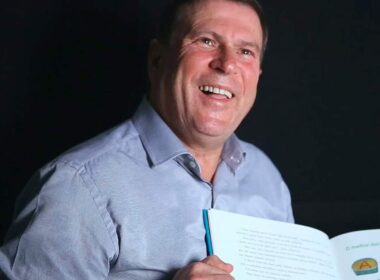 Livro "pedro alecrim" traduzido em língua mirandesa