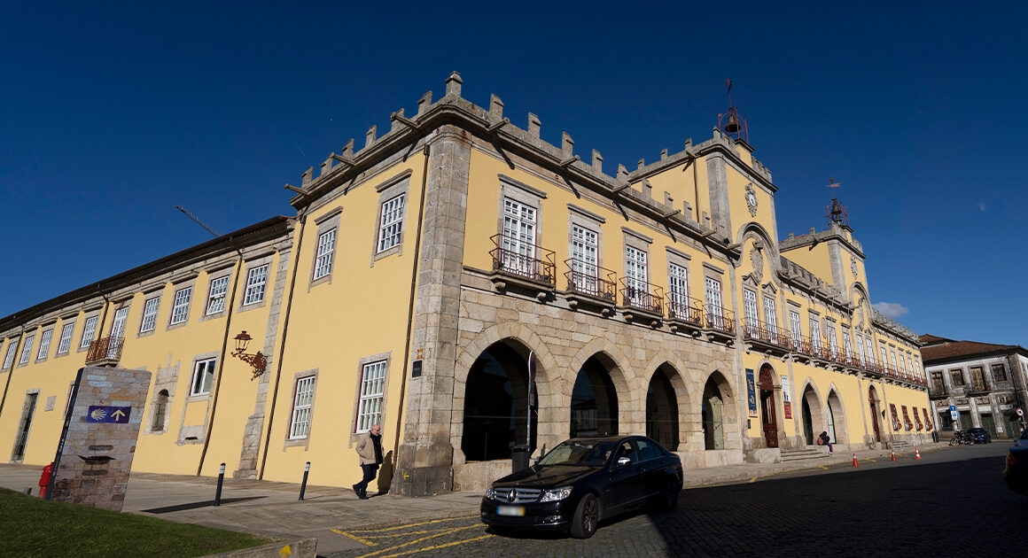 Andam a ligar em nome da câmara de barcelos a pedir pagamento urgente. Cuidado, é burla