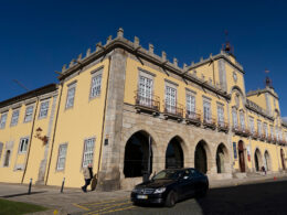 Andam a ligar em nome da câmara de barcelos a pedir pagamento urgente. Cuidado, é burla