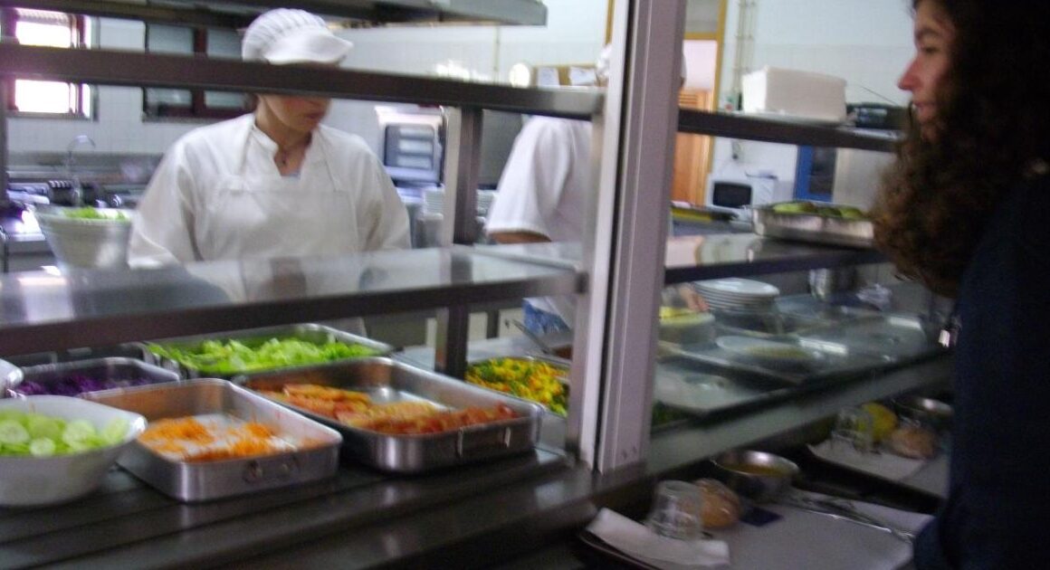 Cantinas escolares em braga ou guimarães oferecem 219 euros por 10 horas semanais