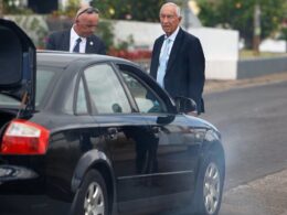 Carro começa a fumegar e marcelo troca por um elétrico