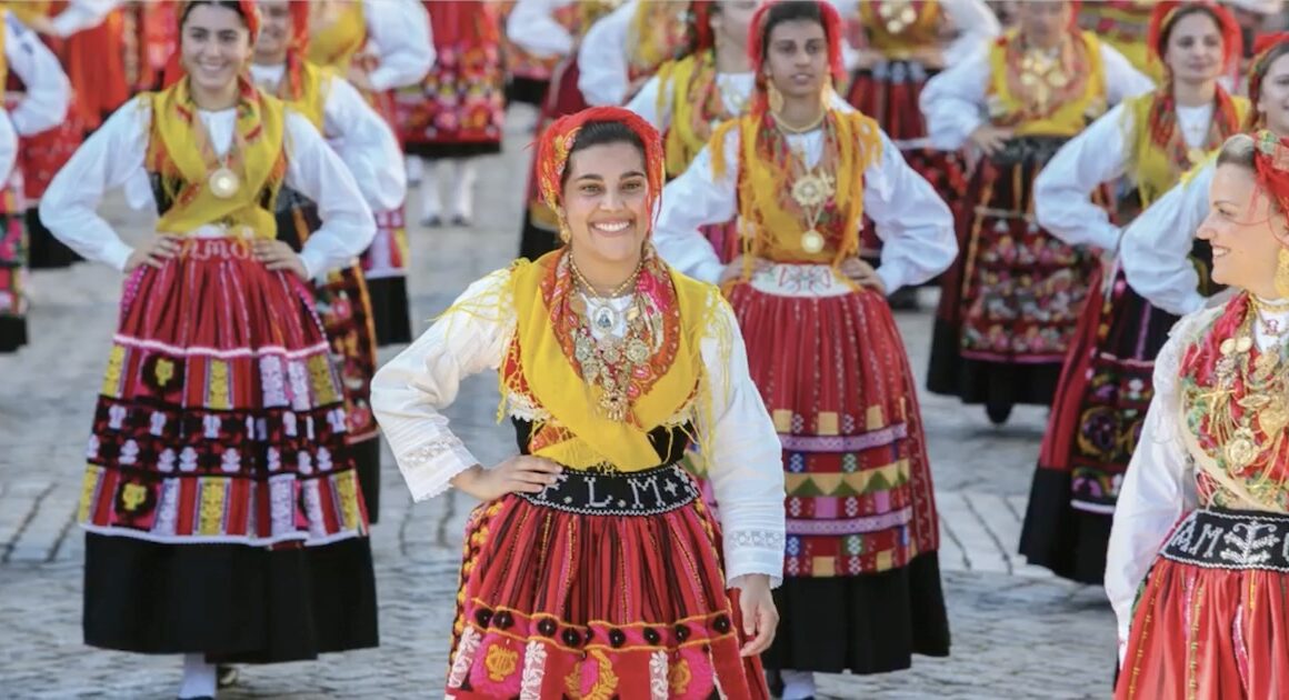 Quase mil mulheres no desfile da mordomia em viana. Saiba de onde vieram