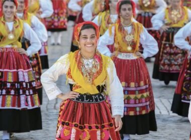 Quase mil mulheres no desfile da mordomia em viana. Saiba de onde vieram