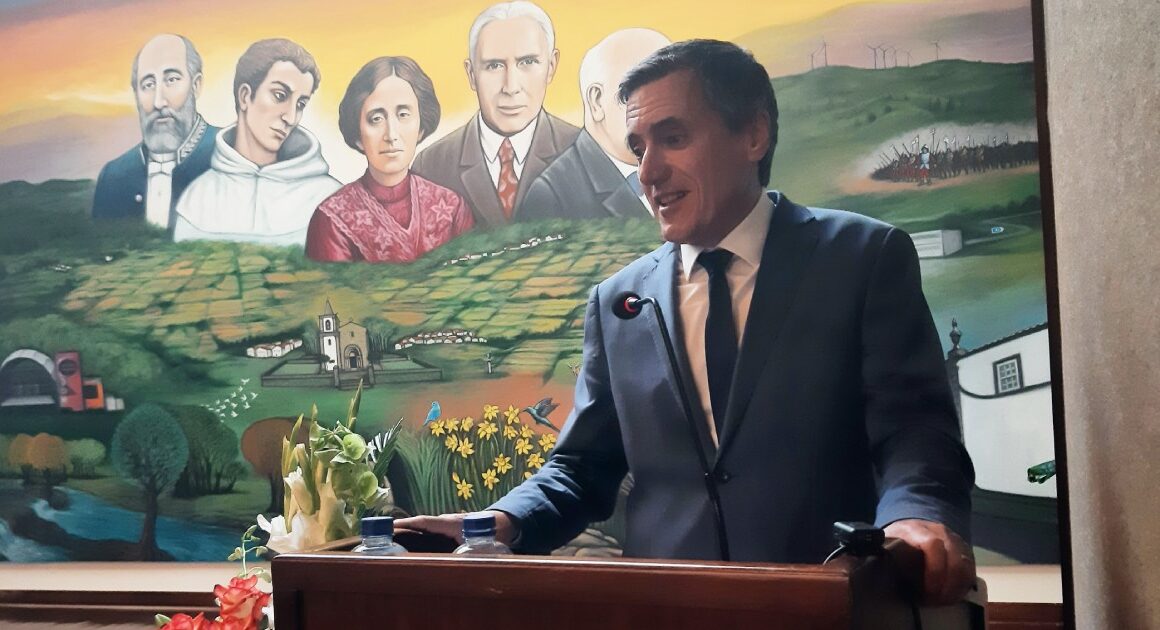 "é agosto em todo o mundo, mas em coura é tempo de partir para uma nova aventura"