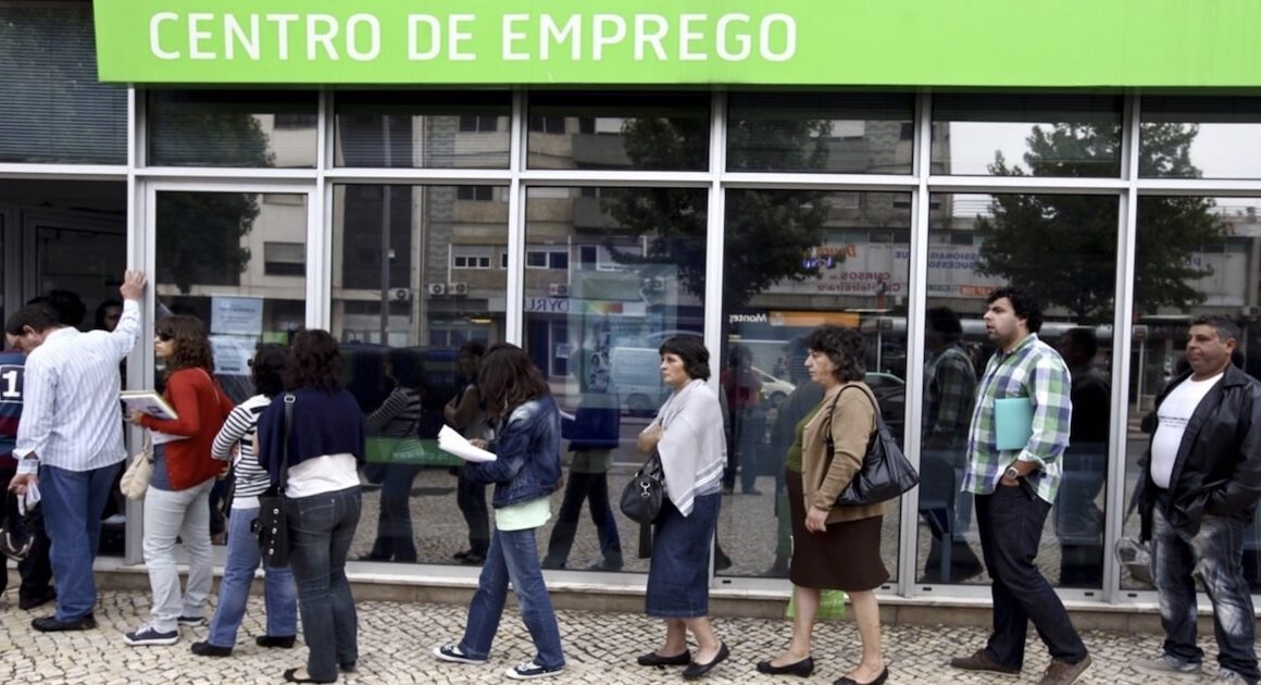 Taxa de desemprego baixa para 5,8% em julho