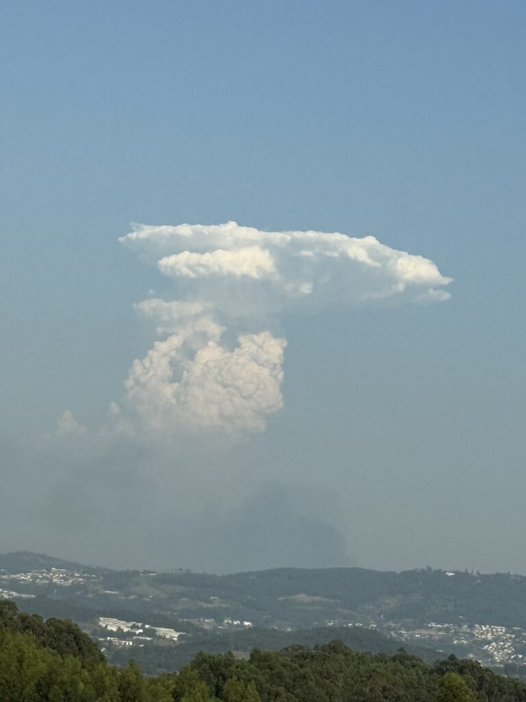 Nuvem criada por incêndio em vila real impressiona no minho 9 Nuvem criada por incêndio em vila real impressiona no minho