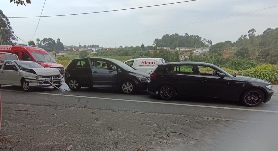 Choque em cadeia faz três feridos na estrada barcelos-prado