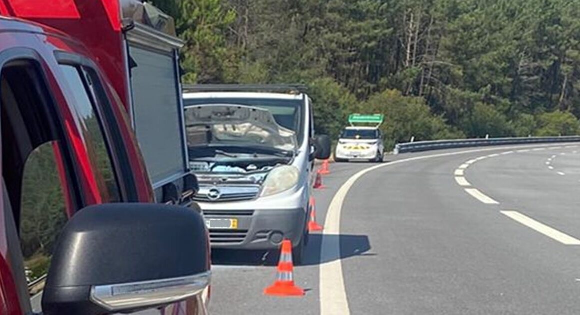 Furgão começa a arder na a3 mas condutor evita o pior com extintor