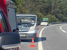 Furgão começa a arder na a3 mas condutor evita o pior com extintor