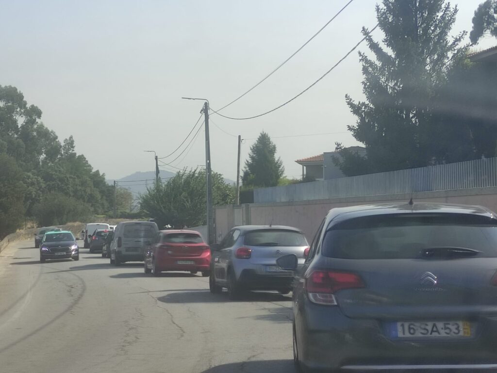 Trânsito caótico em barcelos por causa da grande afluência à feira semanal