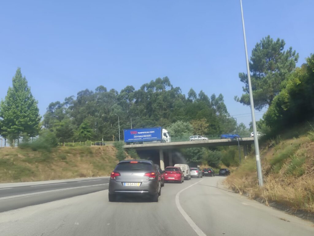 Trânsito caótico em barcelos por causa da grande afluência à feira semanal