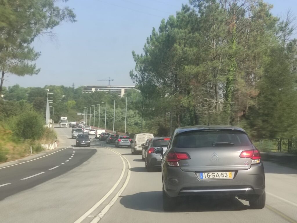 Trânsito caótico em barcelos por causa da grande afluência à feira semanal