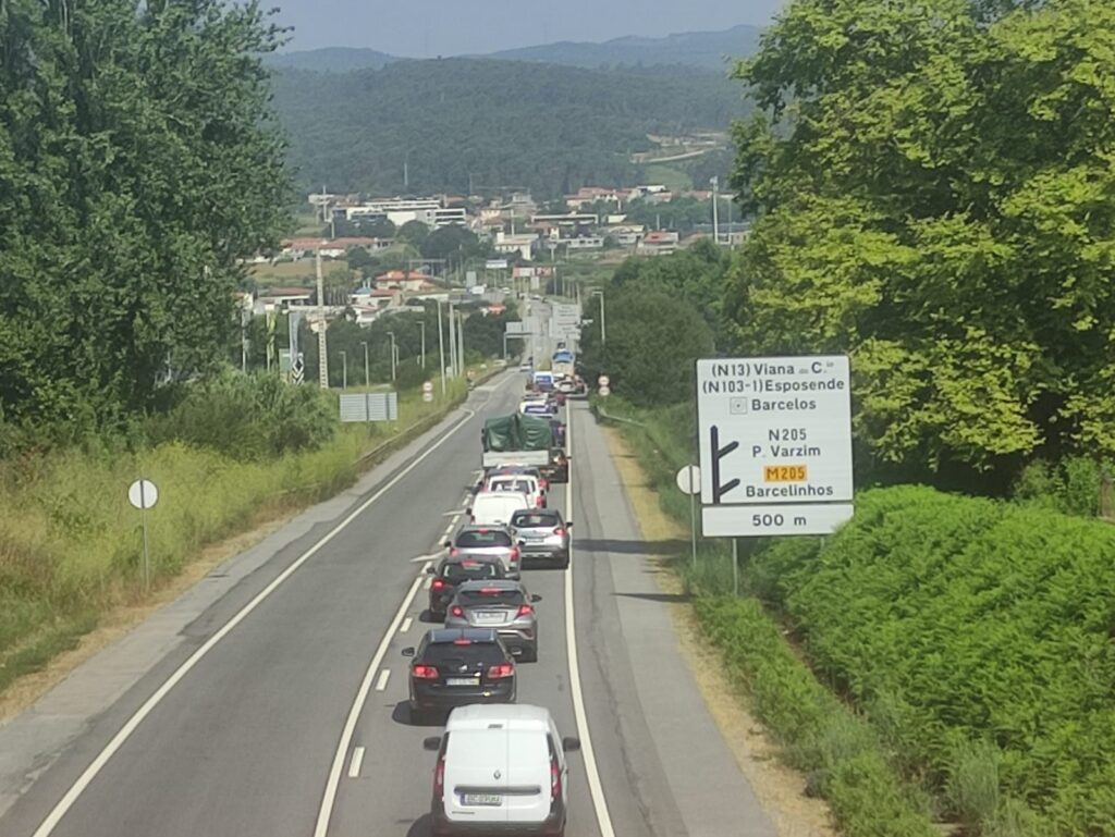 Trânsito caótico em barcelos por causa da grande afluência à feira semanal