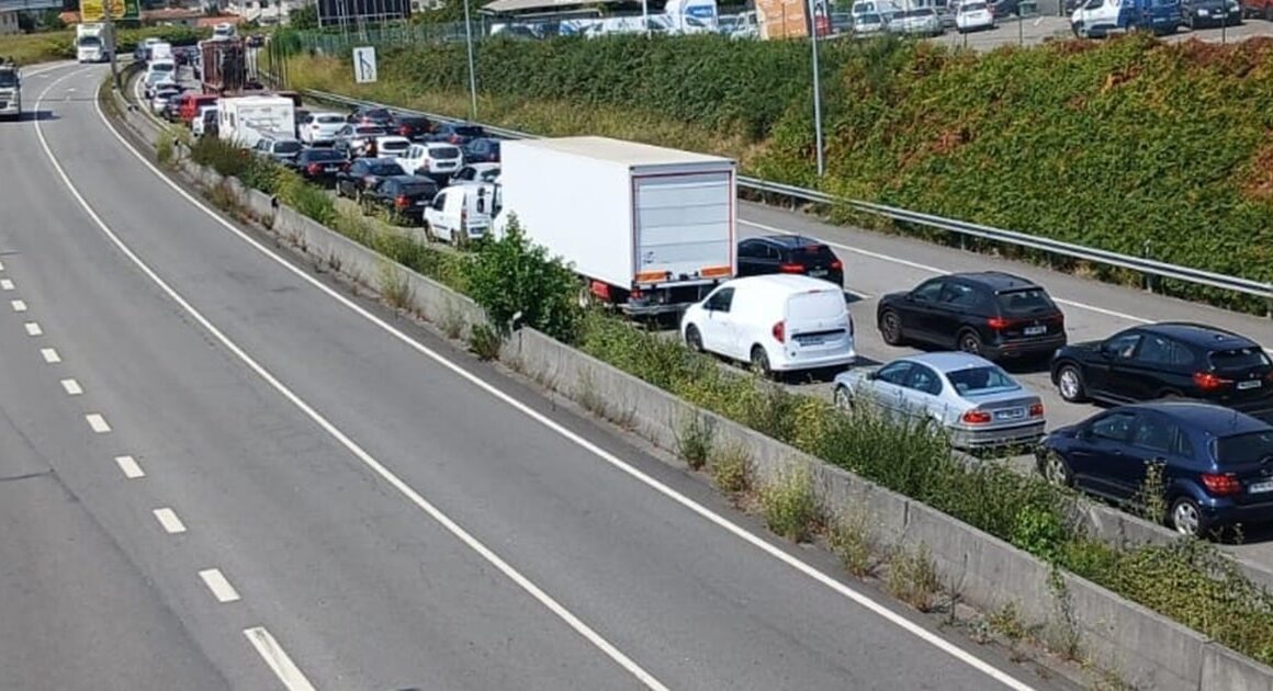 Trânsito caótico em barcelos por causa da grande afluência à feira semanal