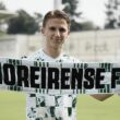 Médio formado no arsenal reforça moreirense até 2028 após um mês à experiência