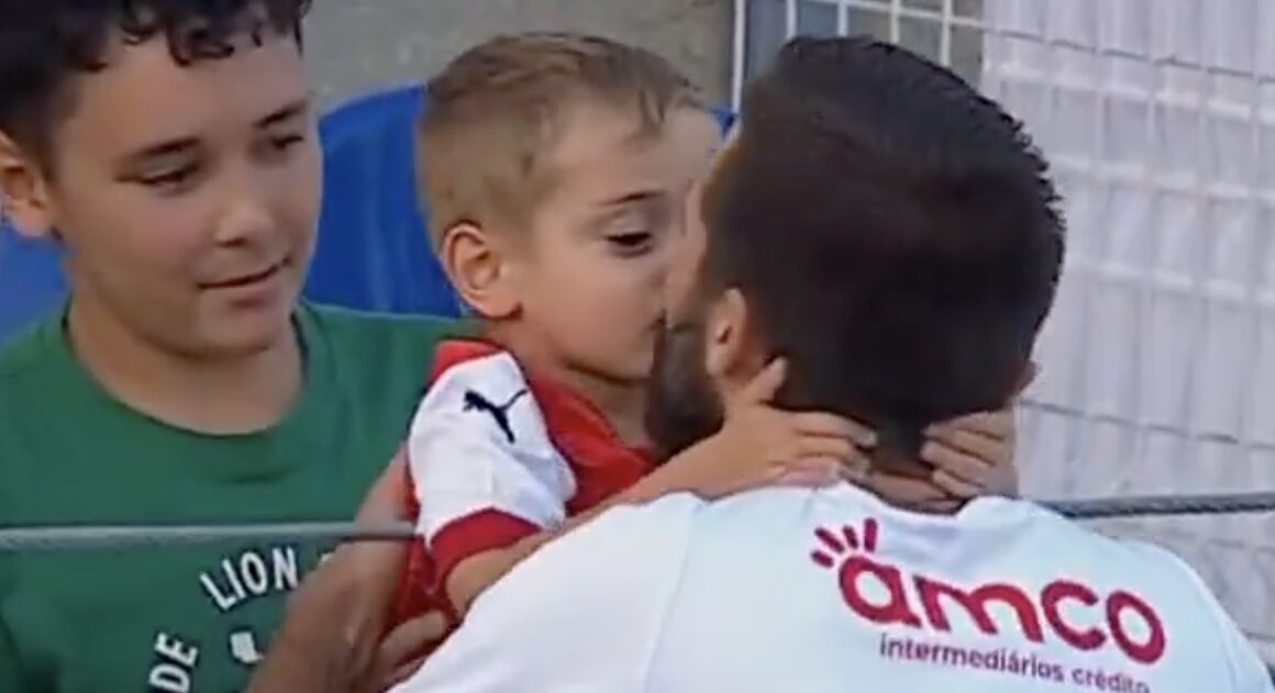 Momento de ternura entre joão moutinho e o filho mais novo no final do jogo do sc braga