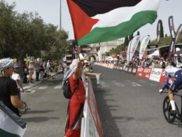 Manifestantes contestam ciclistas de israel na volta a portugal