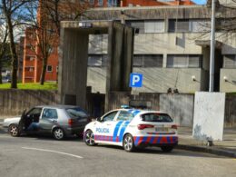 Desacatos com vários indivíduos em guimarães. Um deles tinha uma catana