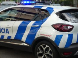 Condutor ignora barreiras e embate contra grupo de peões durante festa em guimarães. Está em fuga