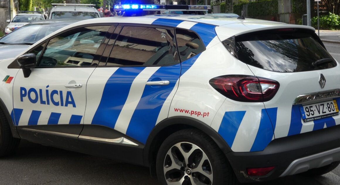 Condutor ignora barreiras e embate contra grupo de peões durante festa em guimarães. Está em fuga