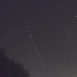 Comboio de satélites de elon musk no céu noturno de braga registado em vídeo de um minuto