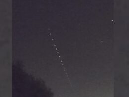 Comboio de satélites de elon musk no céu noturno de braga registado em vídeo de um minuto