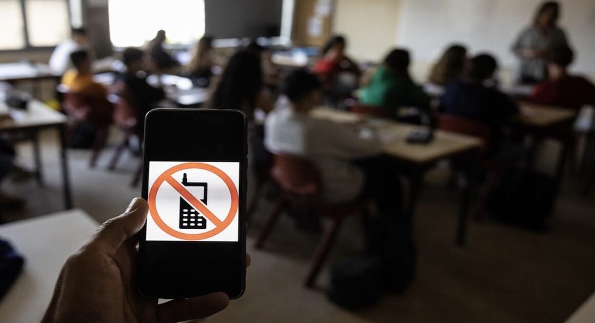 Lei promulgada. Vai ser mesmo proibido usar telemóvel nas escolas até ao 6. º ano