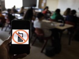 Lei promulgada. Vai ser mesmo proibido usar telemóvel nas escolas até ao 6. º ano