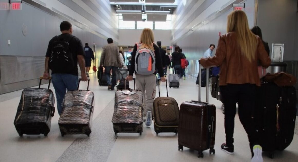 Cerca de 70. 000 portugueses emigraram em 2023. Saiba para onde