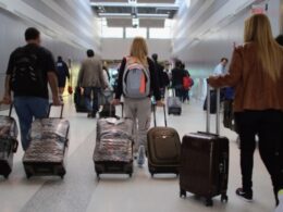 Cerca de 70. 000 portugueses emigraram em 2023. Saiba para onde