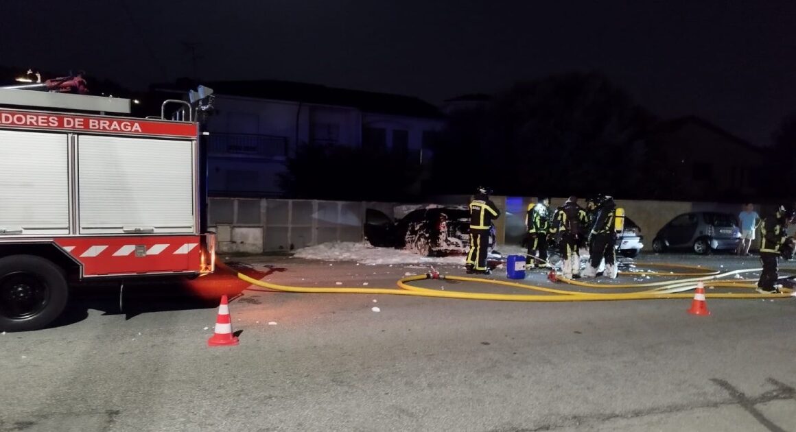 Carro ardeu de madrugada em braga