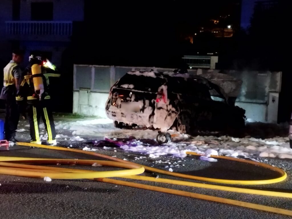 Carro ardeu de madrugada em braga 6 Carro ardeu de madrugada em braga
