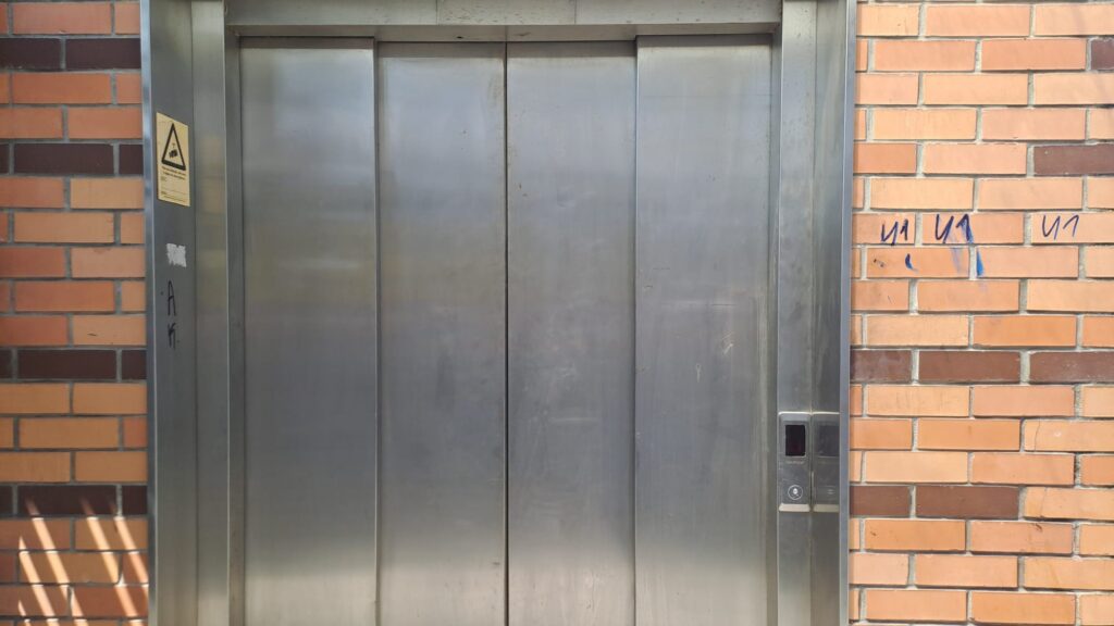 Sete pessoas apanham susto no elevador junto à estação de viana 7 Sete pessoas apanham susto no elevador junto à estação de viana